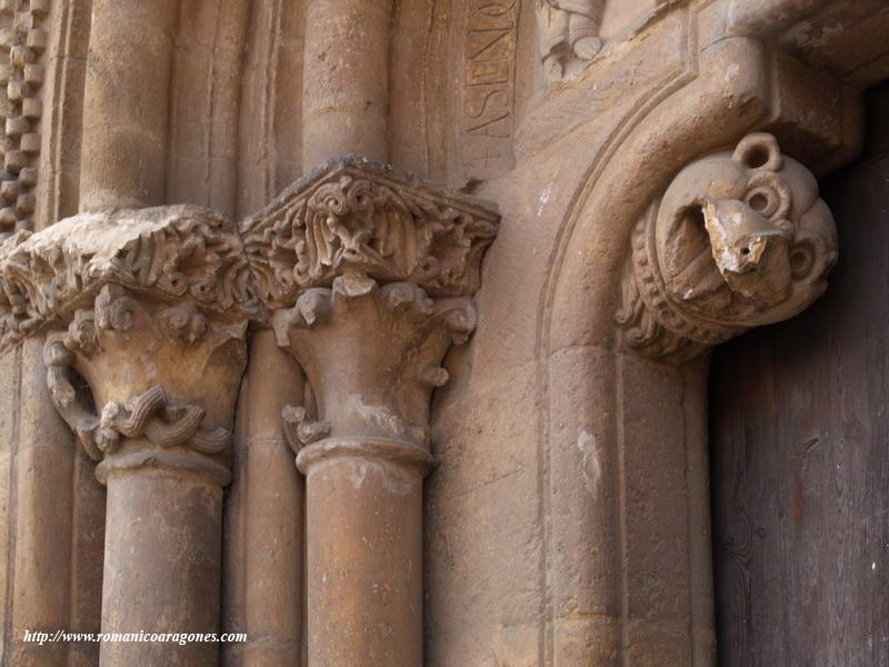 CAPITELES Y MOCHETA DEL LADO OESTE